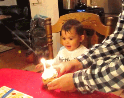 宝宝的生日蜡烛被哥哥抢先一步吹灭了