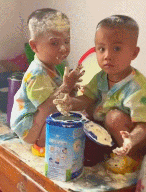 兄弟俩饿了，打开盖子一起抓奶粉吃