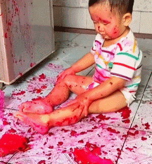 没想到给小宝宝吃火龙果会变成这样“血腥”的画面