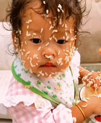 宝宝吃的手抓饭，没想到吃得满脸都是