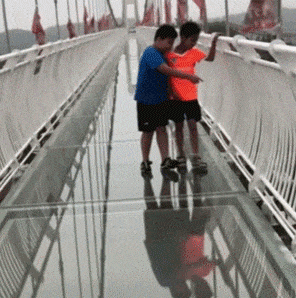 两位小朋友在玻璃栈道吓掉魂了