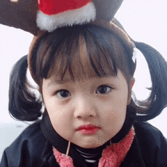 做怪相的小女孩