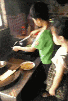 从小就开始学习炒菜的小男孩