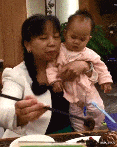 好吃到流口水的小宝宝