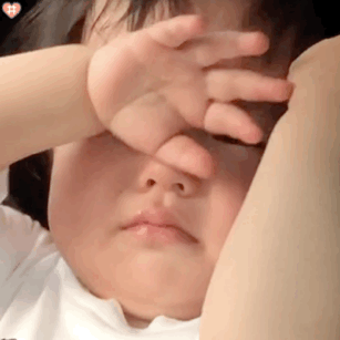 难过揉眼睛的小宝宝