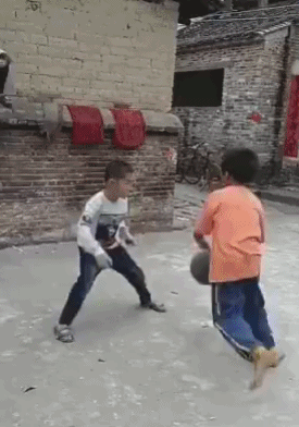 农村小朋友们的篮球活动