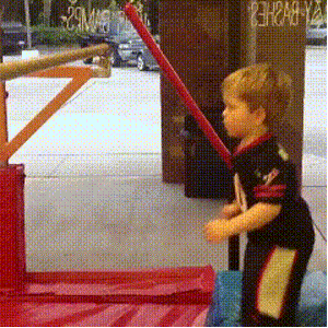 小朋友抓杠失败，摔在垫子上四仰八叉