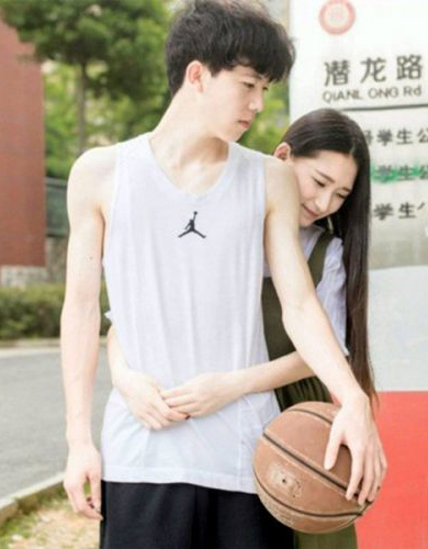妹子从身后羞哒哒的抱着男友