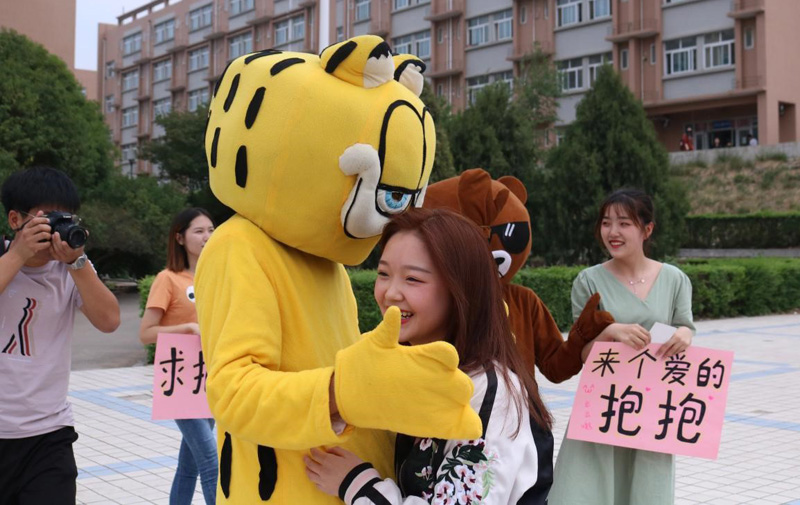 美女们在校园里面举牌求抱抱