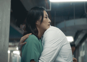 情不自禁抱在一起的年轻男女
