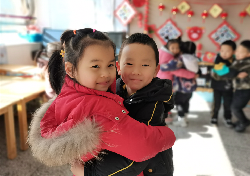 幼儿园男女小朋友的温暖拥抱