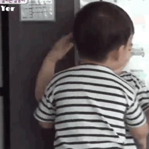 两个小宝贝热烈的抱一抱