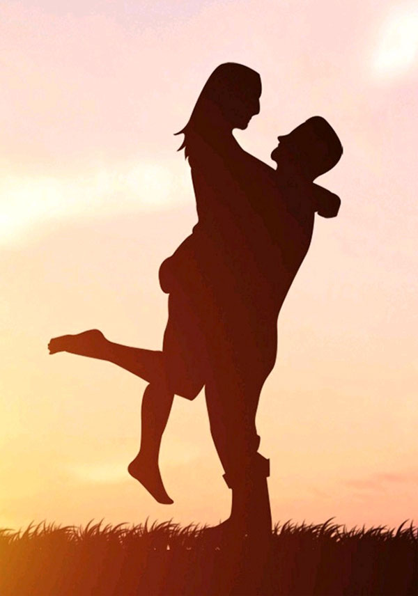 在夕阳下热情拥抱的男女