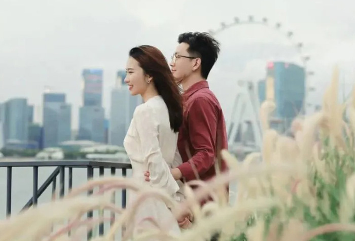 抱着女友的细腰一起看风景