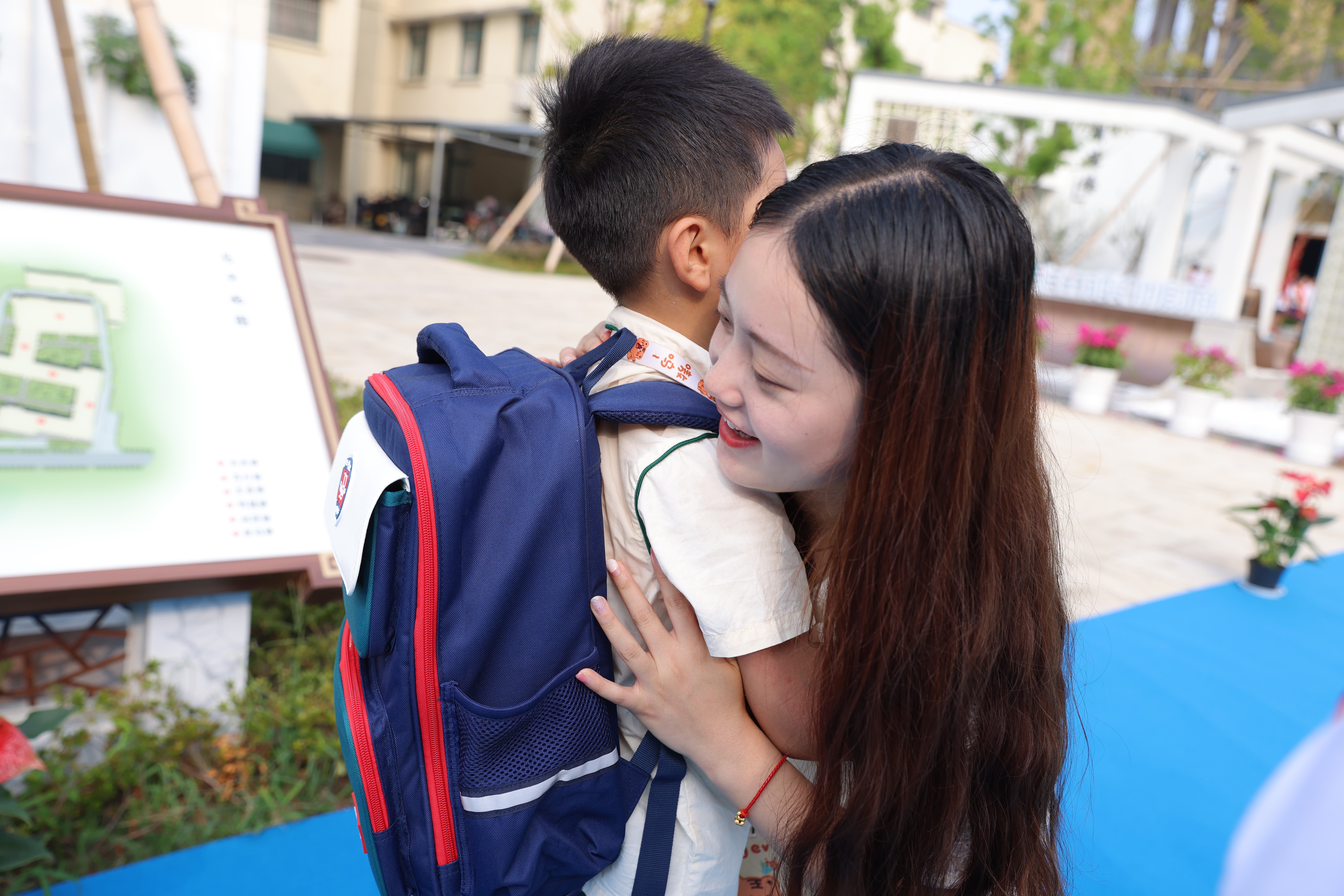 幼儿园的小朋友喜欢老师的抱抱