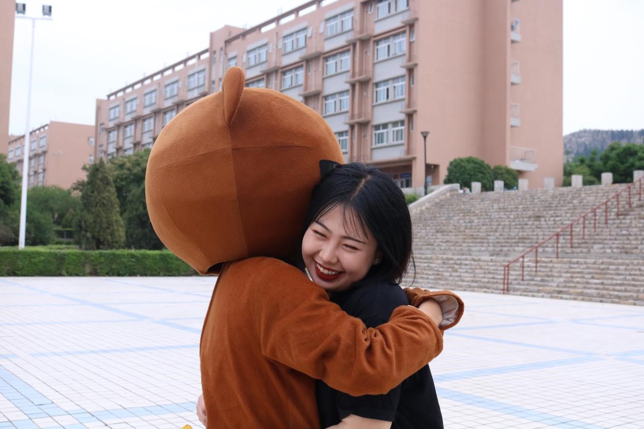 高校里的美女抱着大熊真开心