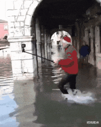 拿着自拍杆就往前冲，结果杆毁人亡