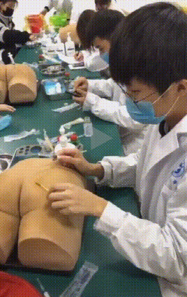 实习护士是如何练习扎针的