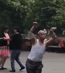 公园里独自跳舞的大叔，没有舞伴也很嗨