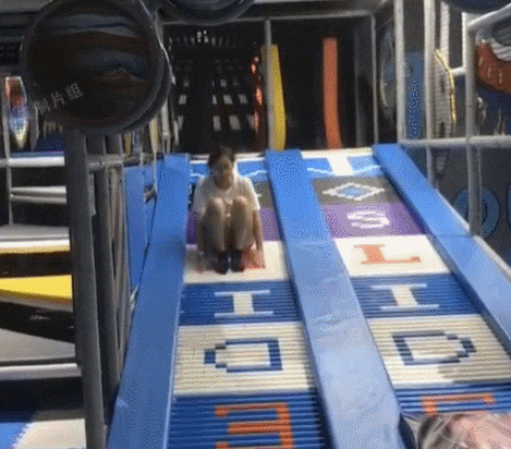 玩小朋友玩的滑滑梯被摔了个狗啃泥，给你拜个早年