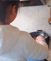 老婆第一次进厨房炒菜，连碗一起扔进锅里