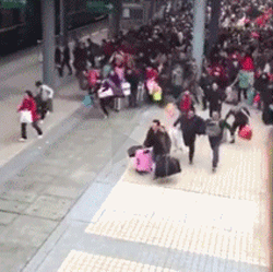 又是一年春节来临，这个奔跑的场景是否熟悉呢