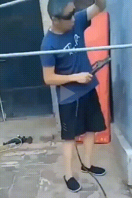 焊工给自己挖坑，把自己焊在里面出不来