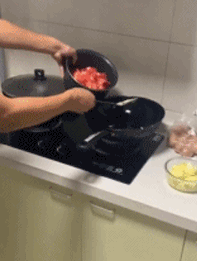 老婆生病了，老公第一次进厨房炒菜时的情景