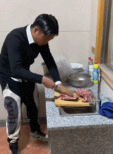 这一看就是出租房的厨房，太不结实了