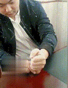 桌子太薄了，捶个核桃就破洞了