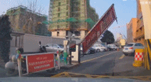 停车场这个栏杆是存心不让我过去了吧？