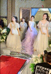 新娘带领伴娘团在婚礼上一起热舞