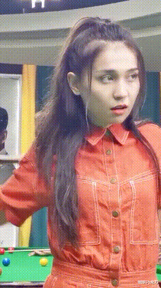 妹子举着杠铃在肩膀上挠痒痒