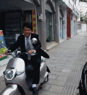 技术太差，骑电动车玩飘移失败