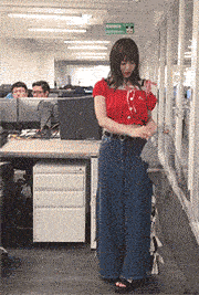 妹子在办公室玩隐身衣，这下什么都看不到了