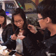 小伙喂饭秀恩爱，不看场合引众怒