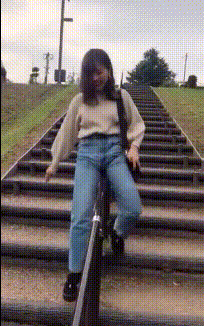 不好好走台阶，看来妹子也是有点闲得疼