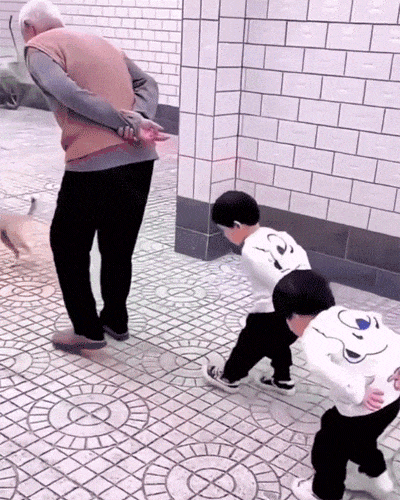 两孙子学爷爷背着手走路，实在是太像了