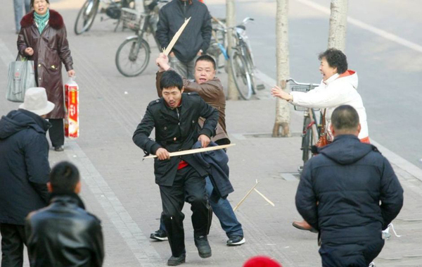 两男子街头拿棍子互殴，什么仇什么怨啊