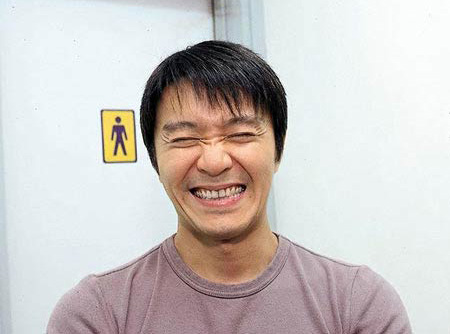 笑得眼睛都眯成一条缝了