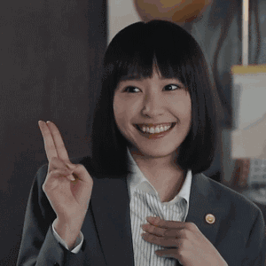 美女笑嘻嘻的给你一个OK的手势