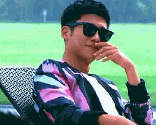 戴墨镜的男子被你成功的逗笑了