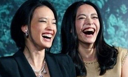 开怀大笑的两个女人，比比谁的嘴更大