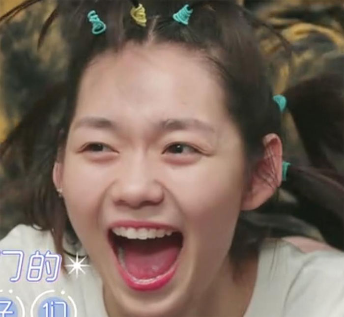 笑得没心没肺的女生