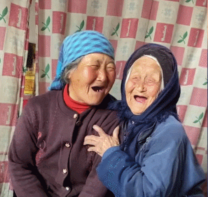 开怀大笑的老年母女动态图