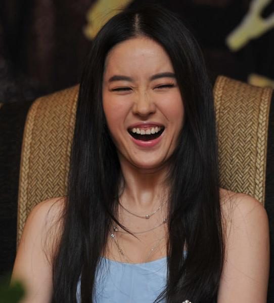 大笑毁形象的美女明星