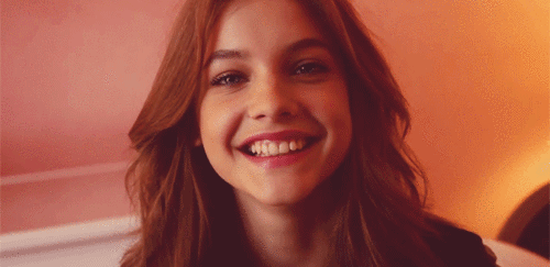 喜笑颜开的外国小美女