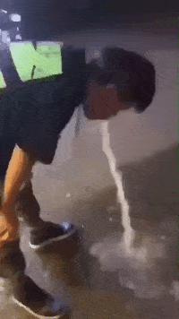 低着头大口吐水的少年
