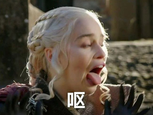 呕！妹子难受吐舌头的怪相