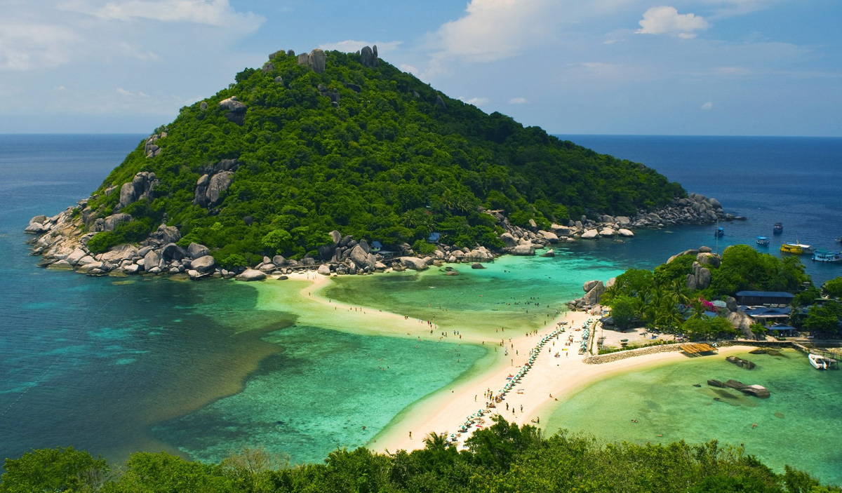 最美丽的海边小山风光